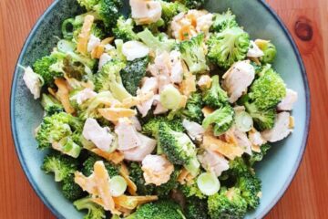 Broccolisalat med kylling og cheddar