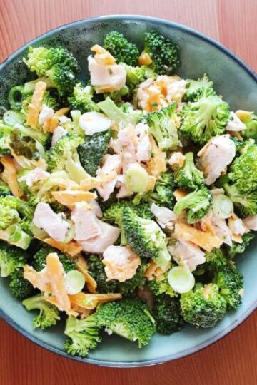 Broccolisalat med kylling og cheddar