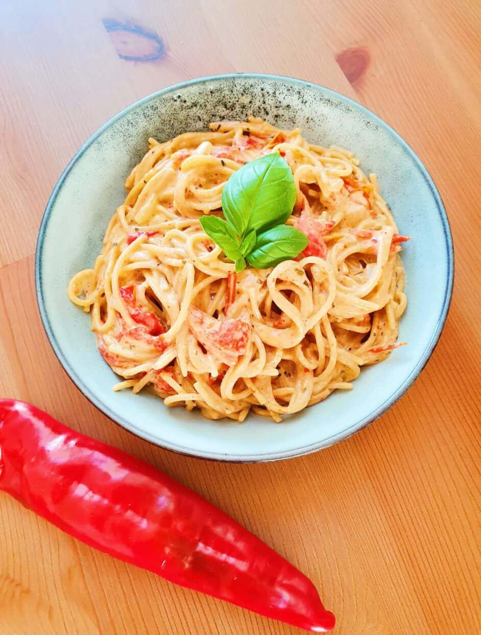 Cremet one pot pasta med bagt peberfrugt og tomater - Sund på budget