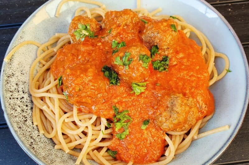 Fuldkornsspaghetti m. kødboller i tomatsauce
