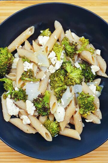 citronpasta med bagt broccoli feta