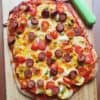 pizza med vegetariske pølser