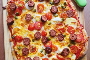 pizza med vegetariske pølser
