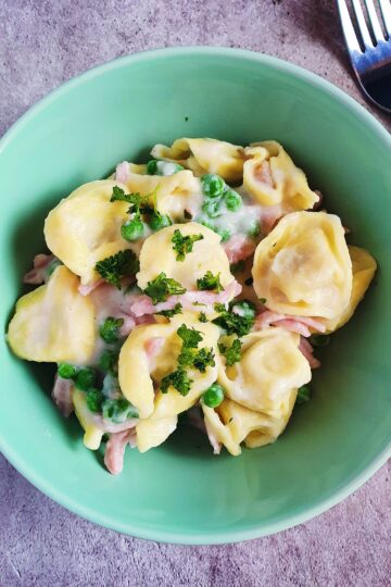 Tortellini med skinke, ærter og cremet blomkålsbechamel