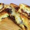 Grilled cheese sandwich med karamelliserede løg