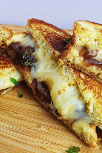 Grilled cheese sandwich med karamelliserede løg