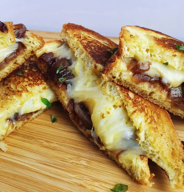 Grilled cheese sandwich med karamelliserede lÃ¸g