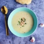 hvid bønnesuppe med hvidløg