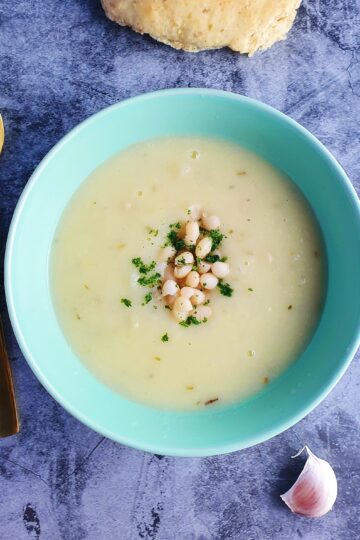 hvid bønnesuppe med hvidløg