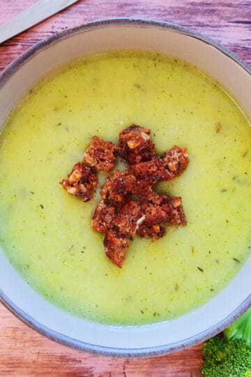 Broccolisuppe med rugbrødscroutoner