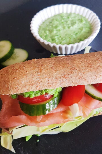 Fuldkornssandwich med laks og ærtecreme