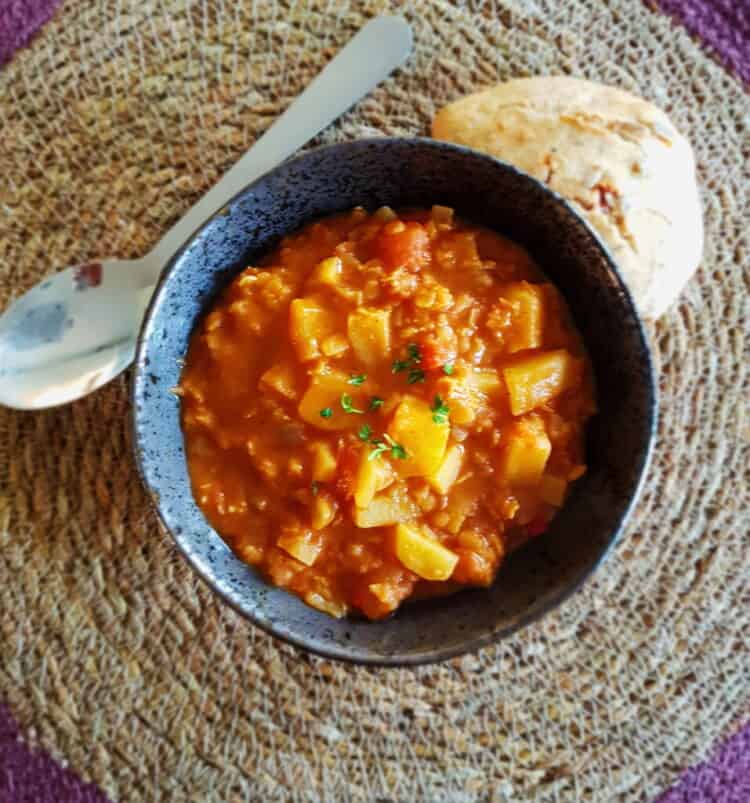 Indisk kartoffelcurry med brød