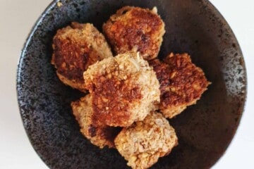 Kyllingefrikadeller med kikærter