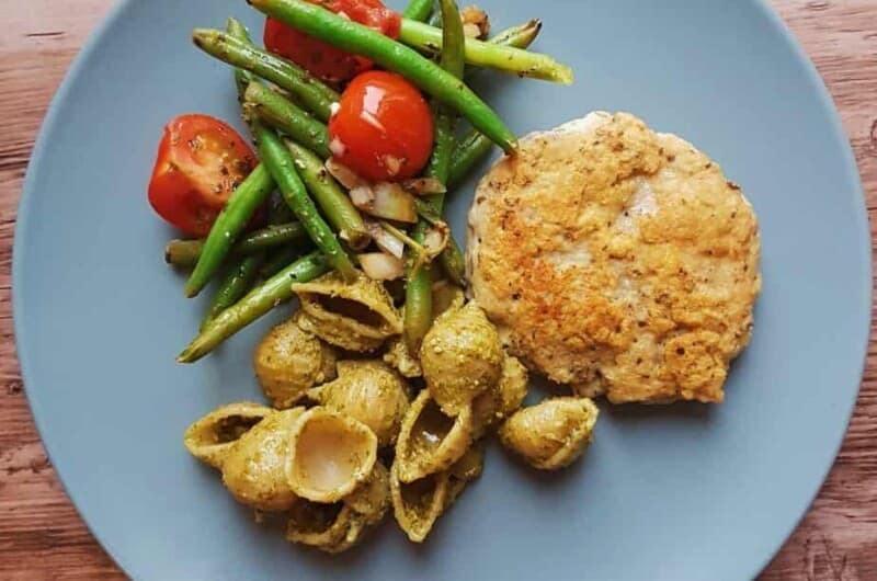 Kyllingehakkebøf m. pasta pesto og varm bønnesalat