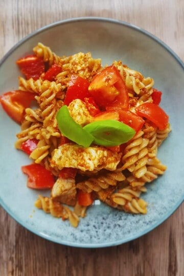 Rød pastasalat med kylling