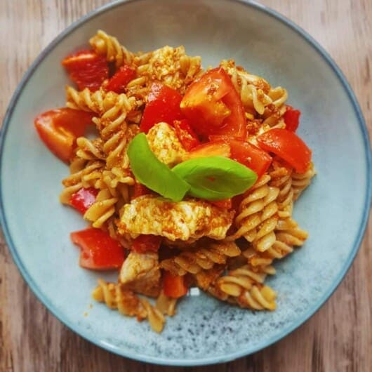 Rød pastasalat med kylling - Sund på budget