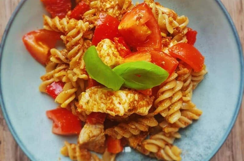 Rød pastasalat med kylling