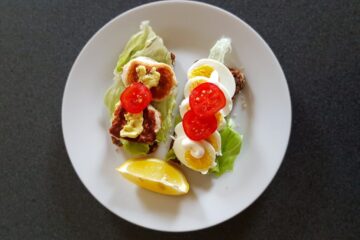 Rugbrød med æg og tomat samt fiskefrikadeller