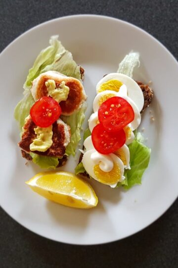 Rugbrød med æg og tomat samt fiskefrikadeller