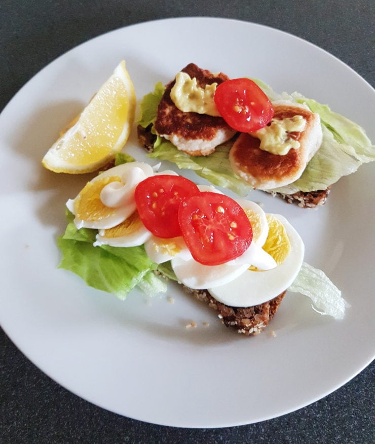 Rugbrød med fiskefrikadeller