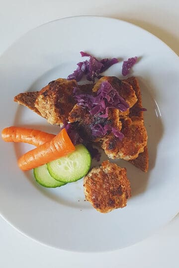 Rugbrød med frikadeller