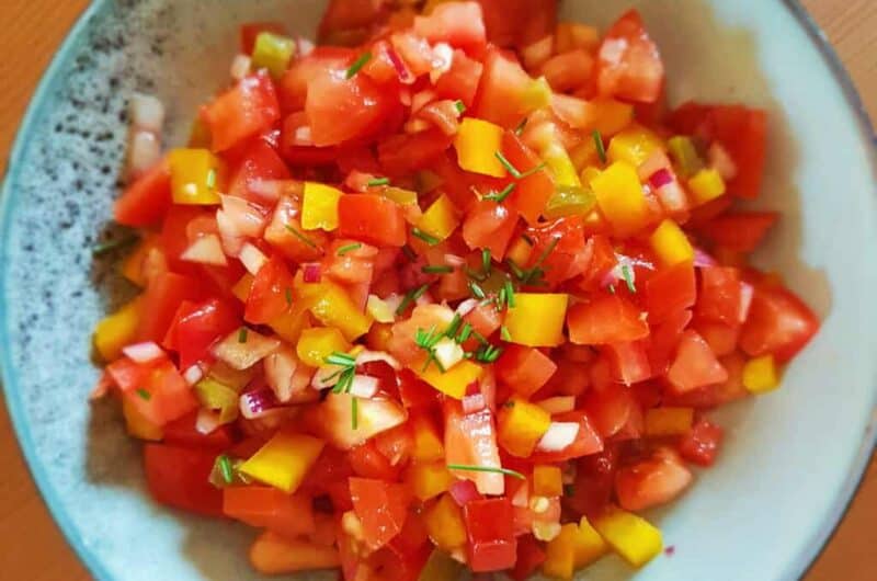 Veggiedeller med hjemmelavet tomatsalsa og lynhurtige madbrød