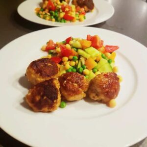kyllingefrikadeller med kikærtesalat