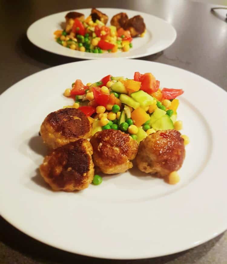 kyllingefrikadeller med kikærtesalat