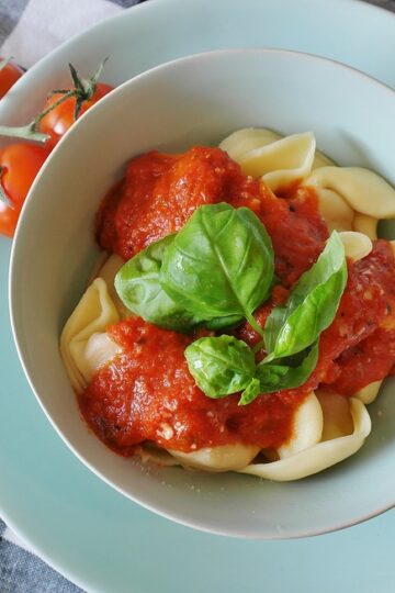 tortellini i grøntsagssauce