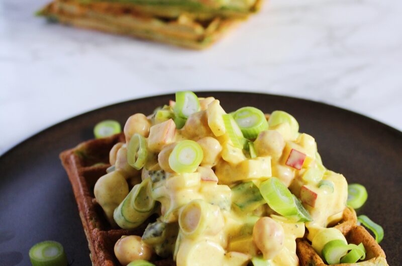 Spinatvafler med kikærte-karrysalat