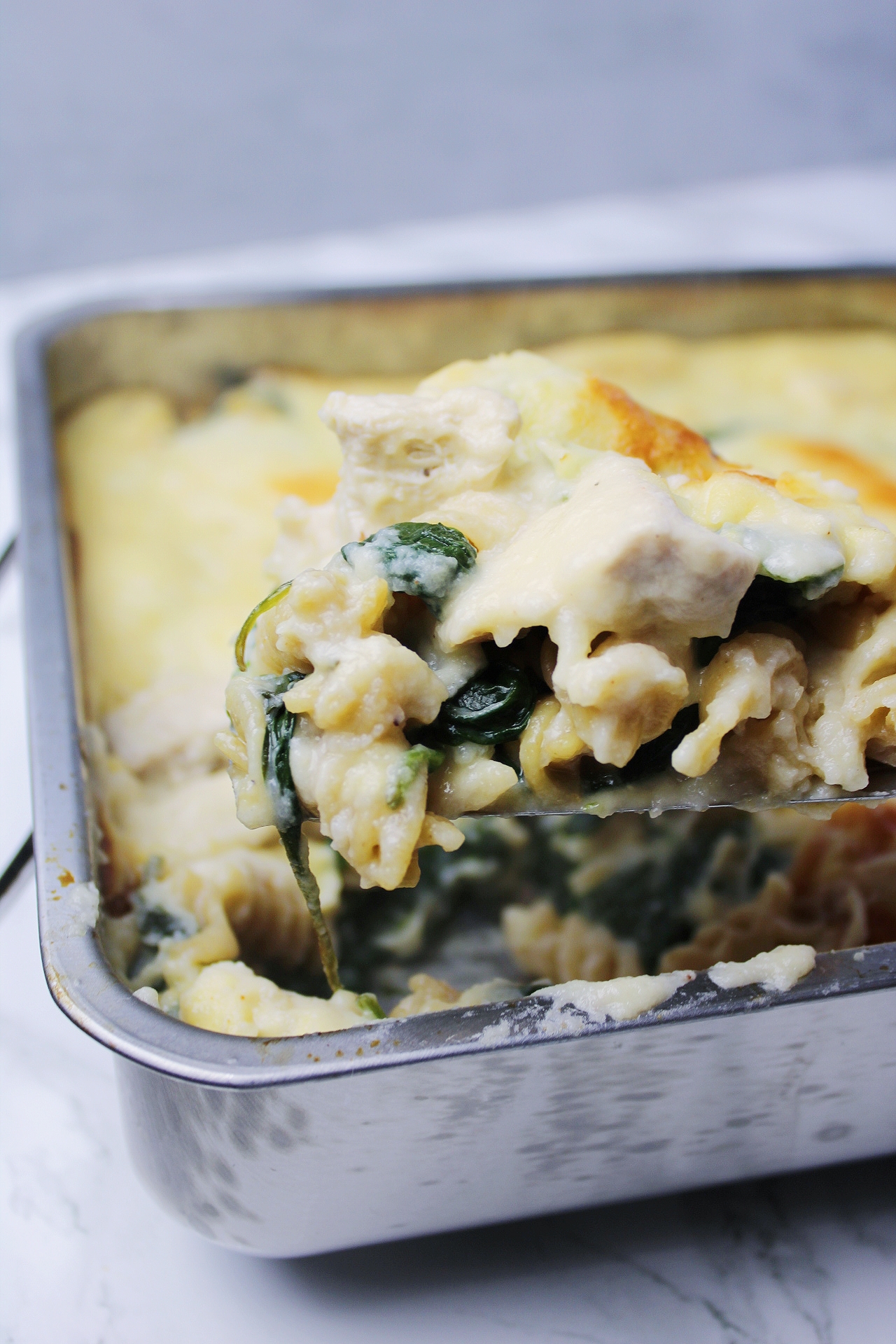 Hvid lasagnette m. blomkålsbechamel og spinat - Sund på budget