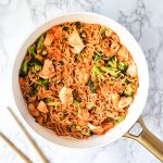 Sriracha nudler med honning og kylling