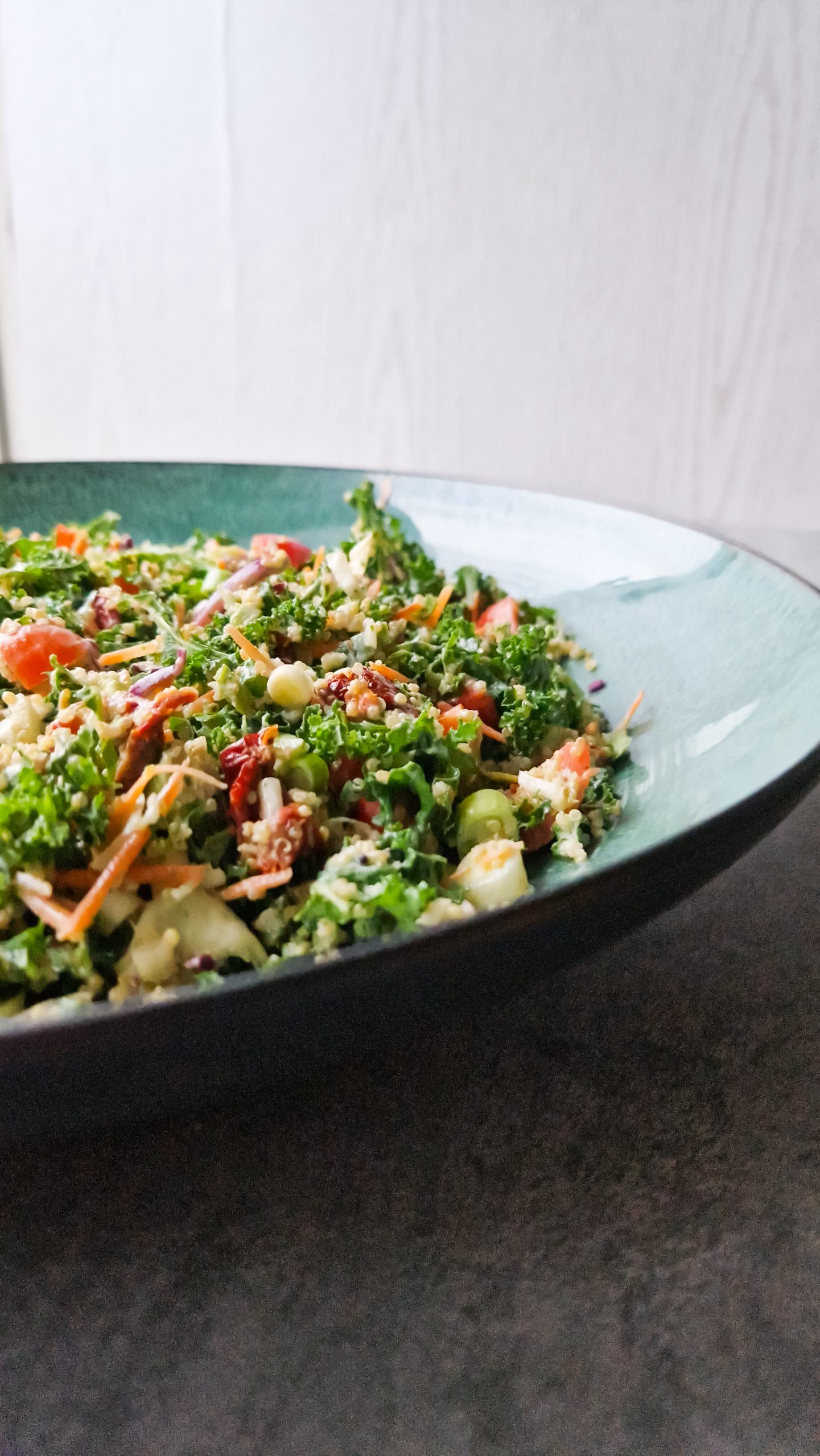 Quinoasalat med kål og avocadodressing - Sund på budget