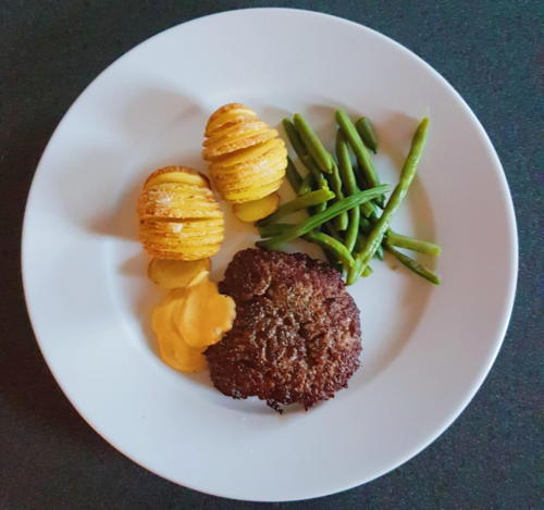 Hakkebøf m. hasselback kartofler, bønner og bearnaise