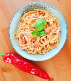 Cremet one pot pasta med bagt peberfrugt og cherrytomater