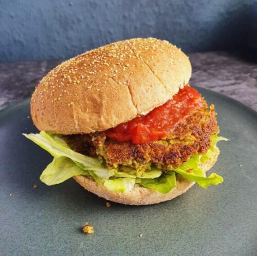 Falafelburger med hjemmelavet salsasauce
