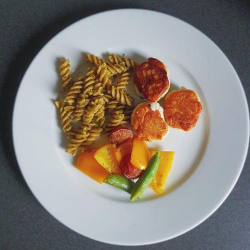 Fiskefrikadeller m. pasta-pesto og ovnbagte grøntsager